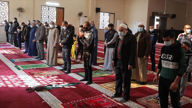 Gazzede bir aydan uzun süredir kapalı olan camiler yeniden ibadete açıldı