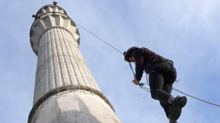 Minareyi boyamak için dağcılık eğitimi aldı