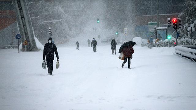 İspanyada soğuk hava koronavirüs aşılamasını etkiledi