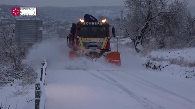 Kar fırtınasına teslim olan İspanyada kırmızı alarm verildi