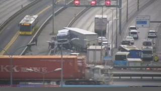 İstanbul'da tır metrobüs bariyerlerine çarptı