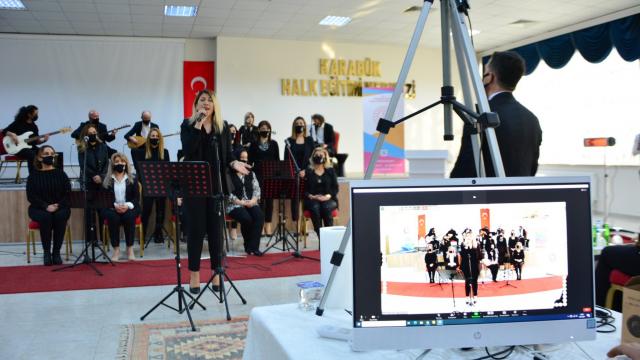 Karabükte öğretmenler sahneye öğrencileri için çıktı