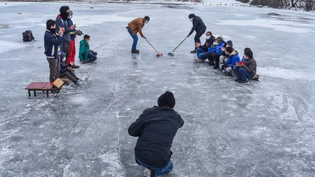Köylülerin buz tutan Kars Çayında "curling" keyfi