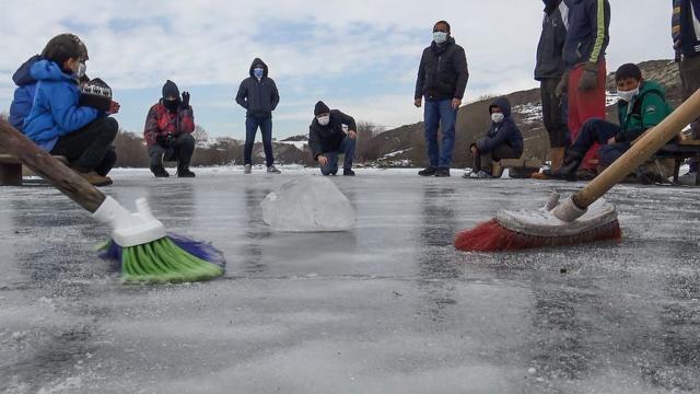 Buz tutan Kars Çayında "curling" keyfi