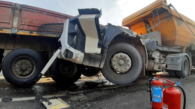 Kocaeli D-100 kara yolunda kaza: Ankara yönü ulaşıma kapandı