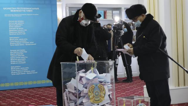 Kazakistan halkı milletvekillerini seçiyor