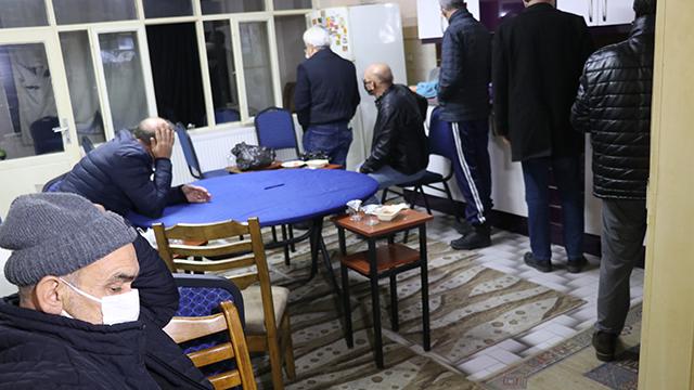 Kumarcılar koronavirüs dinlemiyor: 138 kişiye 517 bin lira ceza