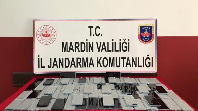 Mardinde yolcu otobüsünde gümrük kaçağı 85 cep telefonu ele geçirildi