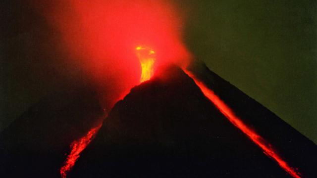 Merapi Yanardağı lav püskürtmeye devam ediyor