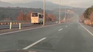 Ters giden midibüsün tehlike saçtığı anlar kamerada