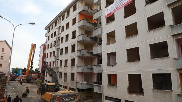 Hasarlı yapılar kentsel dönüşüm kapsamında yıkılıyor