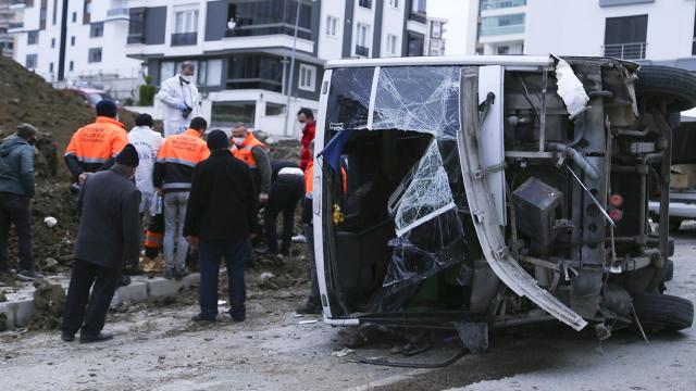 Samsunda işçi servisi devrildi: 2 ölü, 16 yaralı