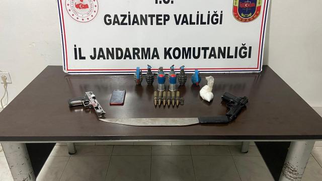 Gaziantepte evinde 6 el bombası, silah ve uyuşturucu bulunan zanlı gözaltına alındı
