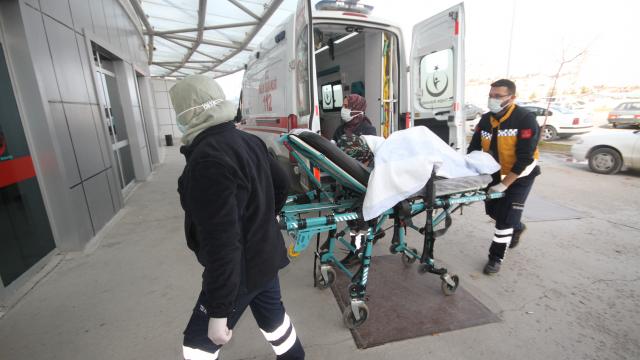 Konyada parlayan sobadan odaya dolan dumandan etkilenen nine hastaneye kaldırıldı