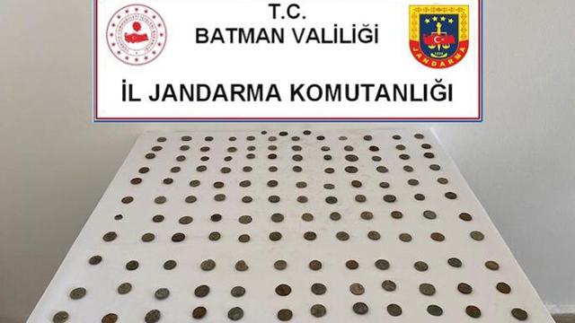 Tarihi eser kaçakçısına suçüstü: 135 sikke ele geçirildi
