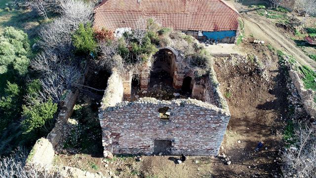Defineciler 900 yıllık tarihi kiliseyi tahrip etti