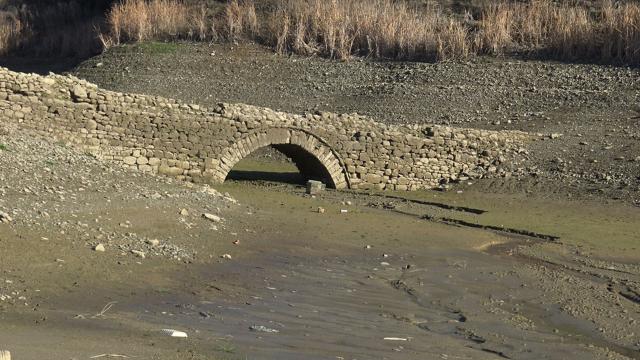 Sular çekilince ortaya çıkan tarihi köprü tescillenecek