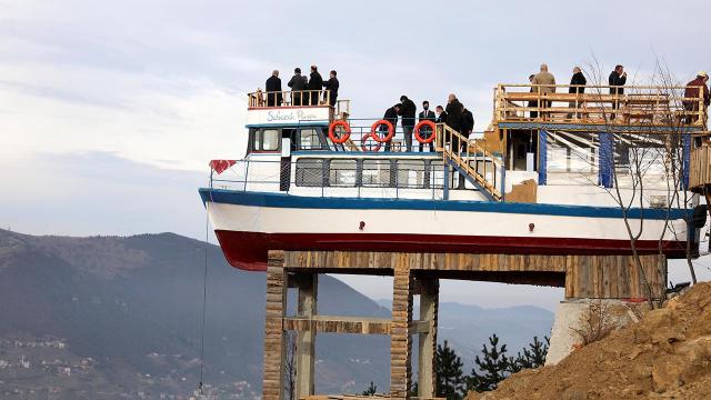 Tepeye tekneden kafe yaptı