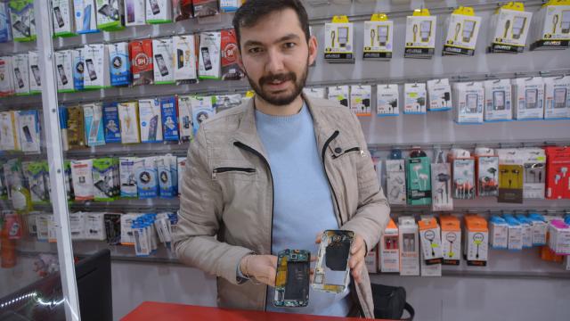 Uşakta cep telefonunun patlama anı güvenlik kamerasında