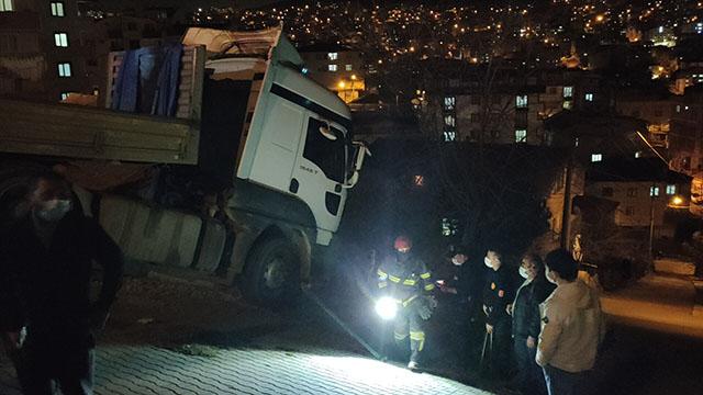 Tırın çarptığı evin kapısı sıkıştı: 5 kişi mahsur kaldı