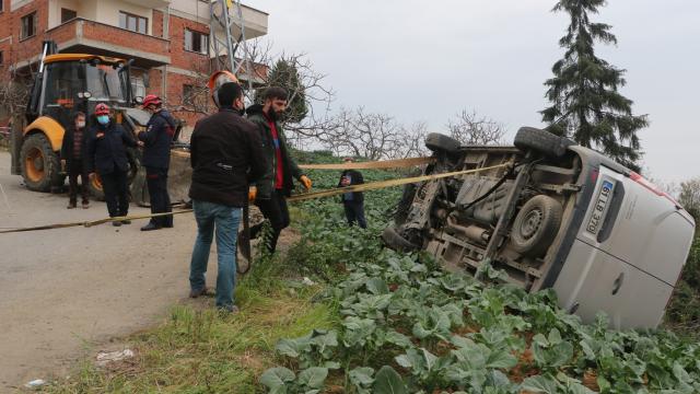 Trabzonda kepçenin çarptığı otomobil düşmekten son anda kurtuldu
