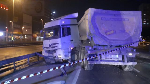 Bakırköyde hafriyat kamyonu bariyerlere çarptı, depodaki mazot yola aktı