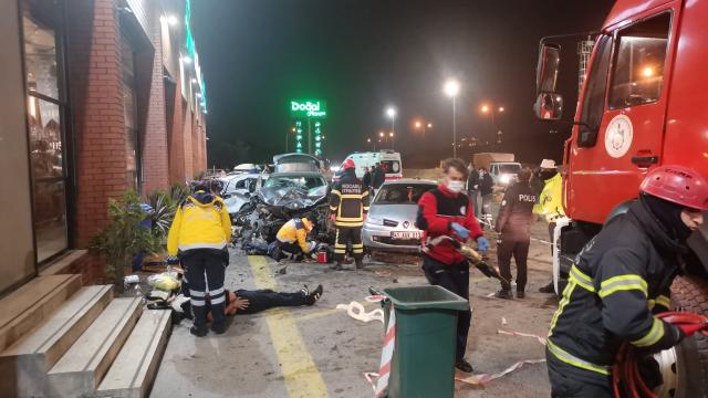 Kocaelide cip dinlenme tesisindeki araç ve yayalara çarptı: 1 ölü, 8 yaralı