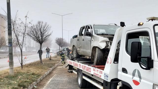 Elazığda kamyonetle pikap çarpıştı: 6 yaralı