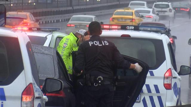 Üsküdarda polisten kaçtılar, Haliç Köprüsünde yakalandılar