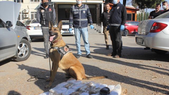 Paspasının altındaki uyuşturucuyu narkotik köpeği buldu