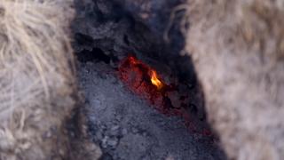 Kuruyan göl yatağındaki yanan toprak görenleri şaşırtıyor