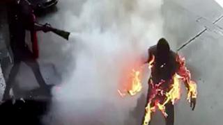 Akaryakıt istasyonunda çıkan yangında 2 işçi alevler içinde kaldı