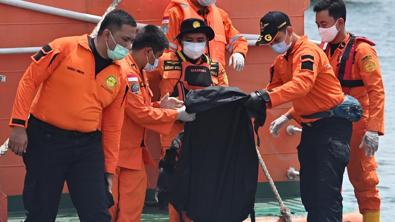 Öte yandan bölgedeki polis hastanesine kaldırılan 16 torba içerisindeki ceset parçalarının DNA testlerine bugün başlanılacağı bildirildi.