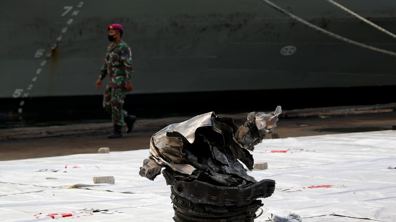 Endonezya Donanması, yolcu uçağının enkazının başkent Cakarta sahilinin kuzeyindeki Thousand Adaları açıklarında 4 ayrı noktaya dağıldığını ifade etmişti.