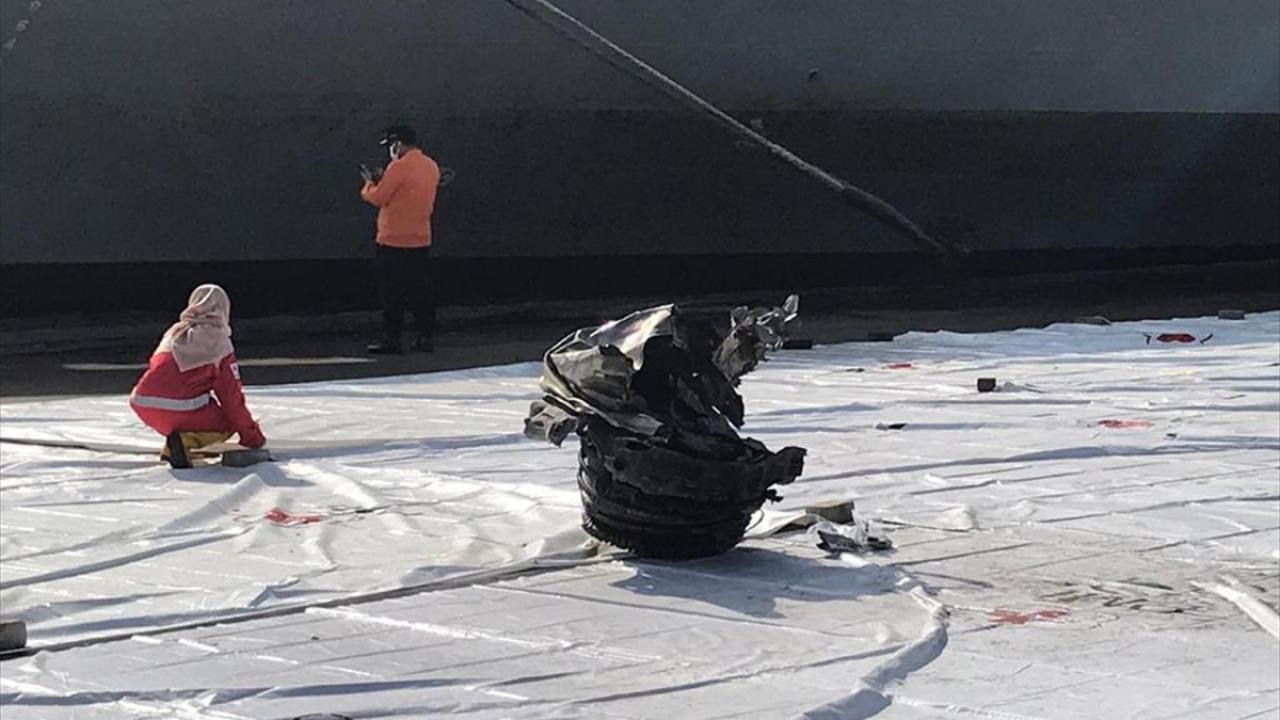 Karakutunun çıkarılıp incelenmesiyle kazanın nedeninin aydınlatılabileceğini kaydeden yetkililer, uçağın düşüş sebebine ilişkin de henüz resmi bir açıklama yapmadı.