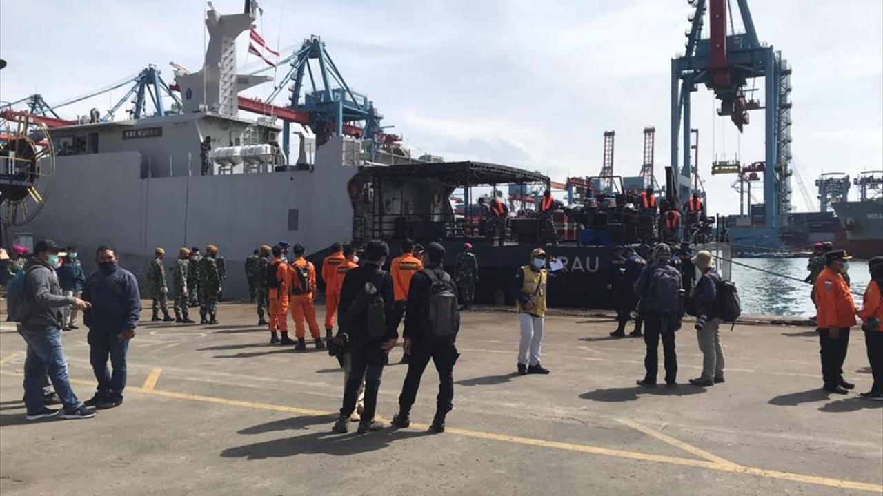 Ulusal Arama Kurtarma Ajansı (BASARNAS) Koordinatörü Rasman, yaptığı açıklamada, uçağın düştüğü alanda bugünkü arama kurtarma çalışmalarının 53 gemiyle yürütüleceğini belirtti.