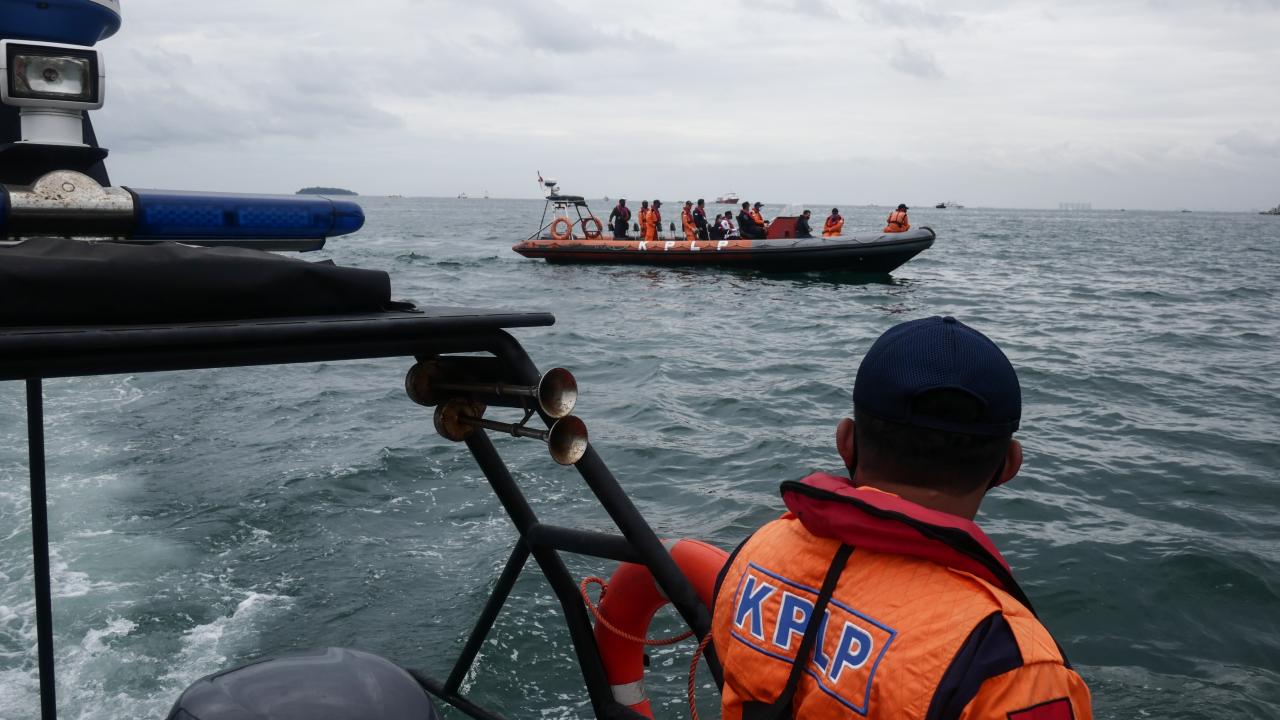 Bölgede 2 bin 600 personelin katılımıyla 6 farklı noktada çalışmaların sürdüğünü bildiren Rasman, alandaki özel dalgıçların deniz altında uçak ve ceset parçaları aramalarına devam edeceğini aktardı.