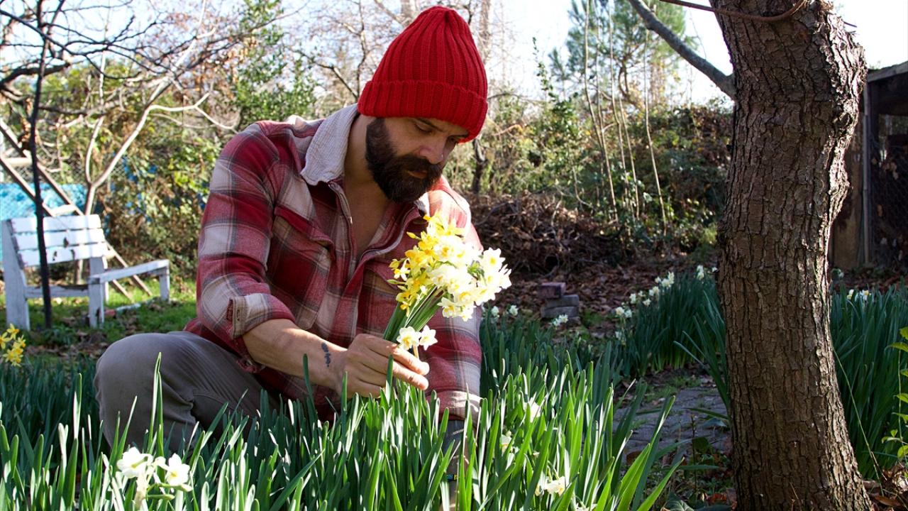 Küçük kulübesindeki doğayla iç içe hayatını sosyal medyadan paylaşan ve çok sayıda takipçisi olan Cemil öğretmen, gönüllü "izole" hayatı ile dikkati çekiyor.
