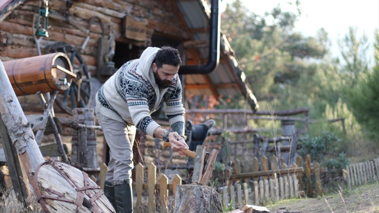 Yakakent 100. Yıl Ortaokulunda müzik öğretmeni olan Ceylan, salgın sürecinde uzaktan derslerin bazılarını da doğadaki kulübesinde çevrim içi veriyor.