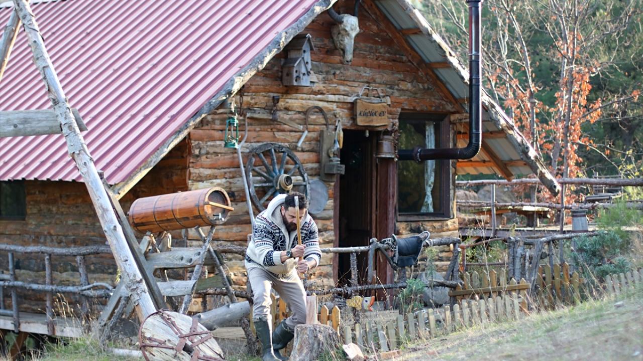 Zamanının büyük bir kısmını elektrik olmayan kulübede kızı ve köpekleriyle şehir stresinden uzak bir şekilde geçiren 42 yaşındaki Cemil öğretmen, onu tanıyanlara da örnek oluyor.