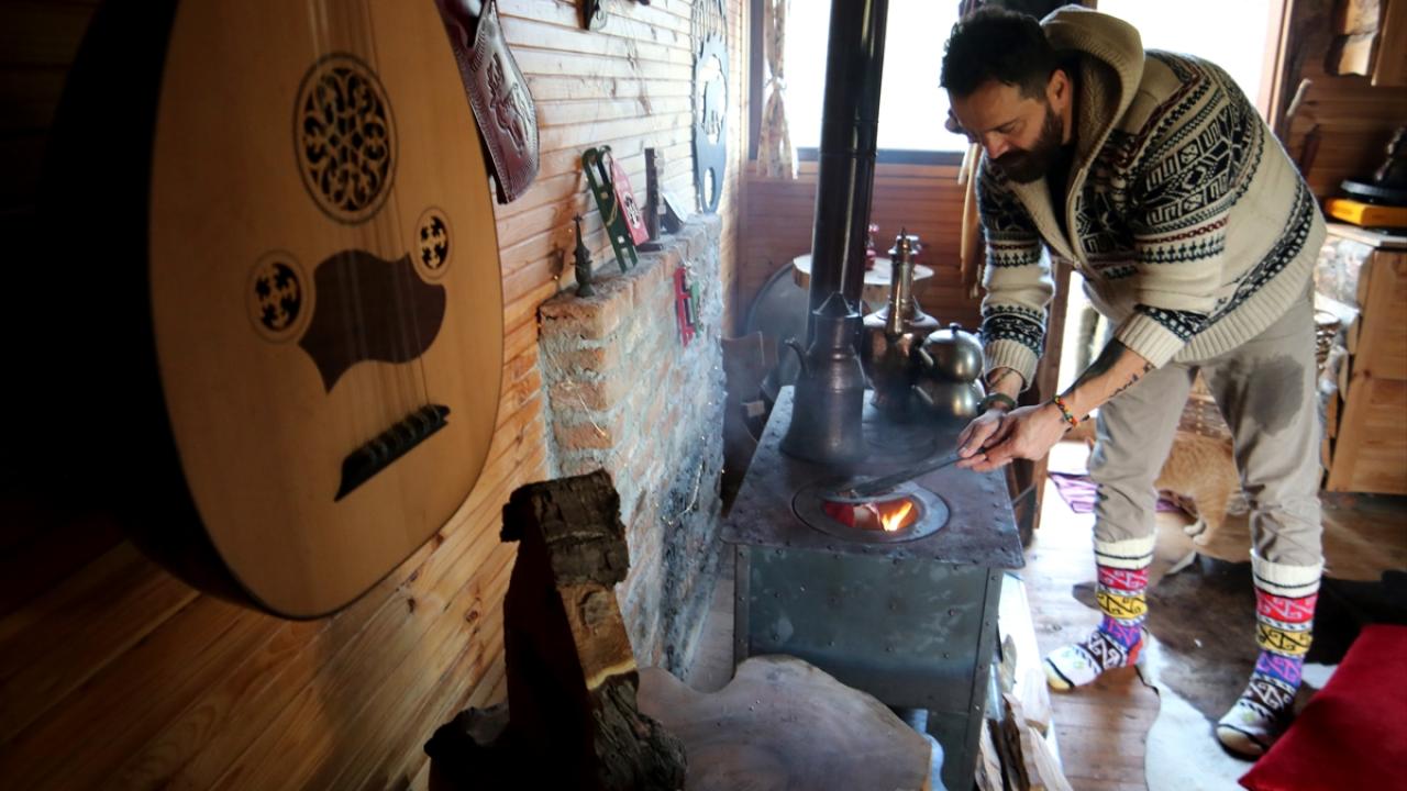 Kurallara uyarak evde kalmayı, kalabalıktan uzakta yaşamayı özendirerek sağlık çalışanlarına kendince destek vermeye çalıştığını ifade eden Ceylan, salgın sürecinde herkesi daha sorumlu davranmaya davet etti.