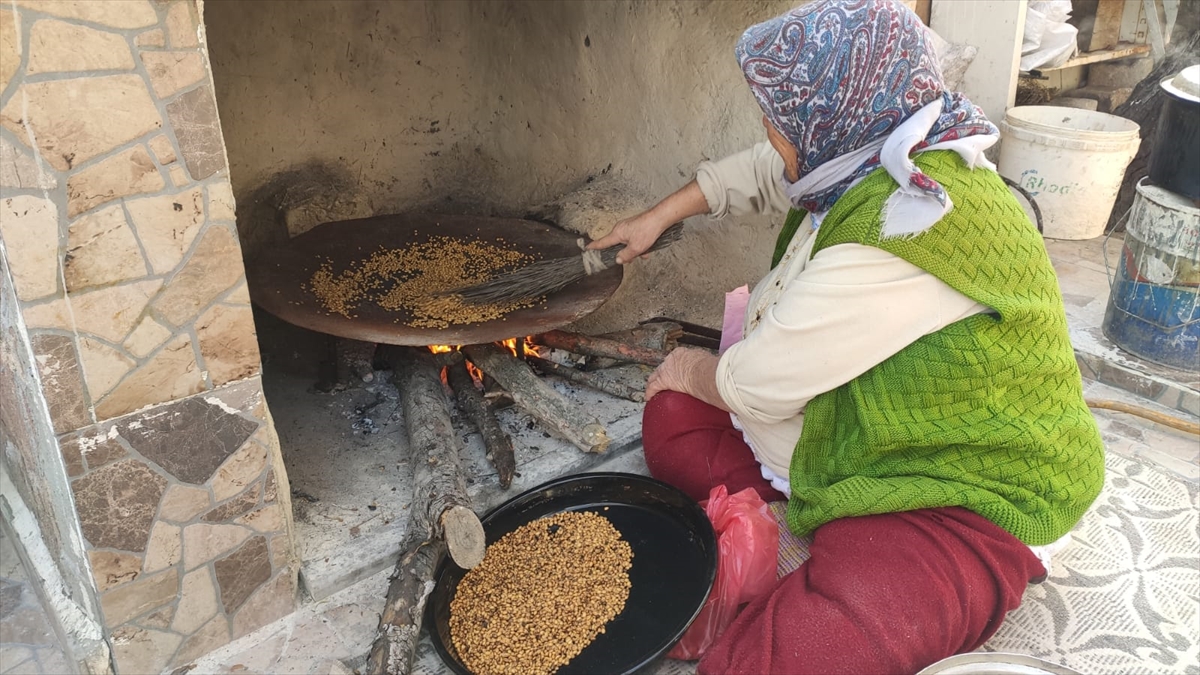 İlçede herkesin beğenerek tükettiği çerezi yapanlardan Sıttıka Taşlıalan, AA muhabirine atalarından kalma kavurga geleneğini sürdürdüklerini söyledi.