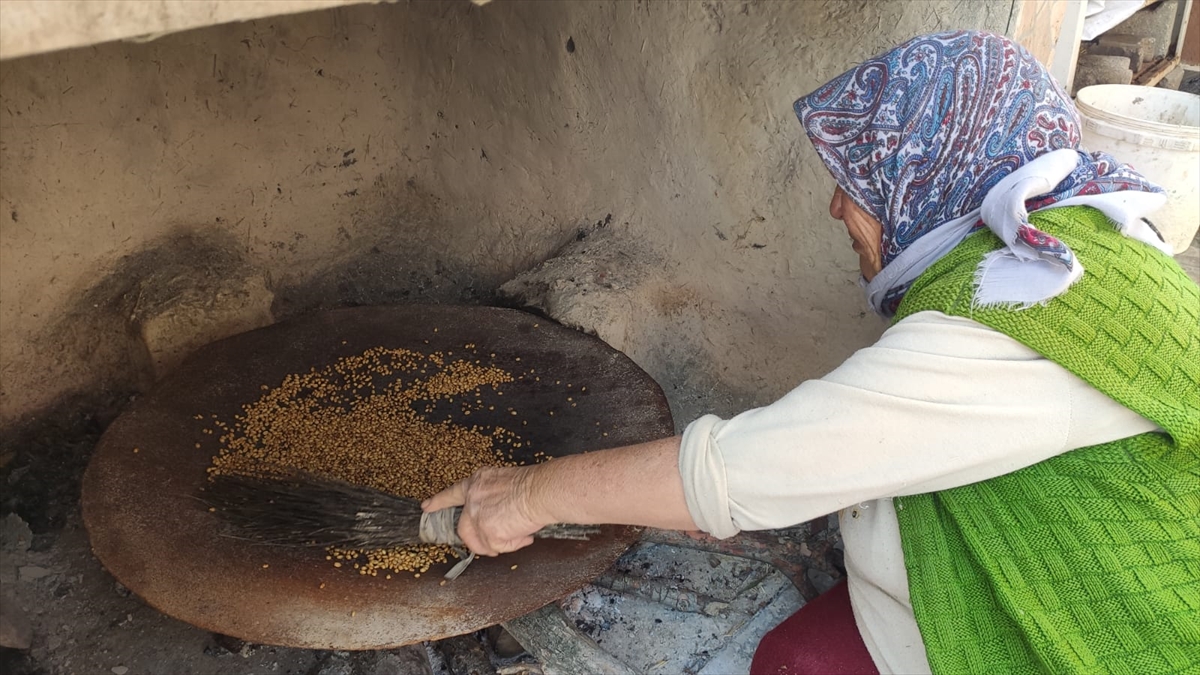 Kavurgada yerli sarı buğday, öğütülmemiş sarı buğday bulguru, beyaz nohut, melengiç, yer fıstığı ve badem kullandığını ifade eden Taşlıalan, özellikle kış aylarında kavurganın çok tercih edildiğini belirtti.​​​​​​​