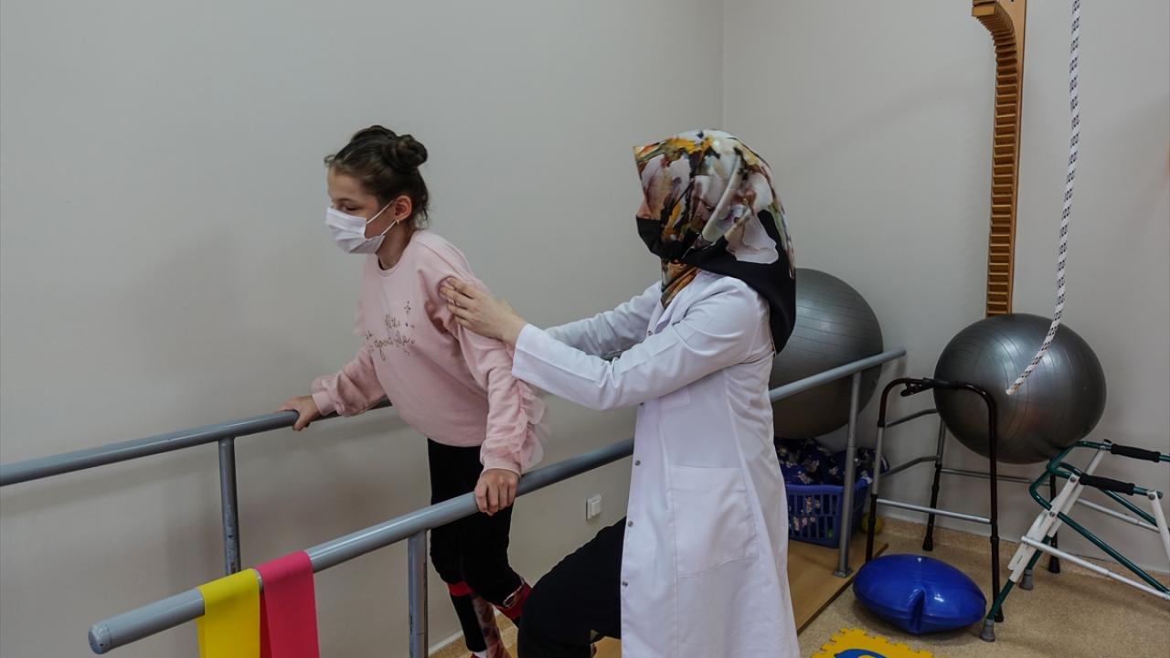 Aldığı fizik tedaviler ve geçirdiği bazı ameliyatlardan sonra tutunarak da olsa yürüyebilen Rüya, ileride müzik öğretmeni olmak istiyor. 