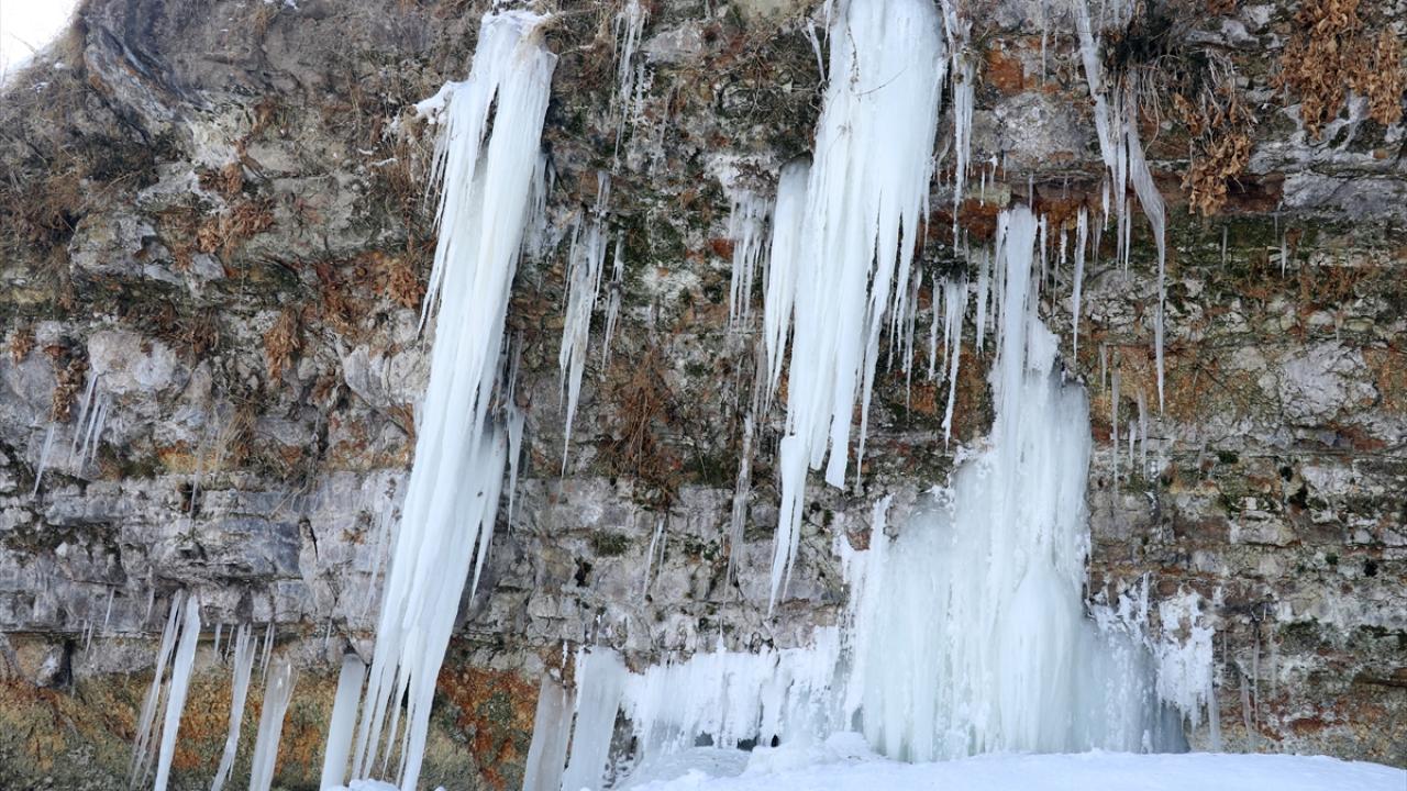 Dondurucu soğukların etkisi altındaki Ağrı`da da Yolyazı köyü mevkisindeki kayalıklarda 5 metreyi bulan buz sarkıtları oluştu.