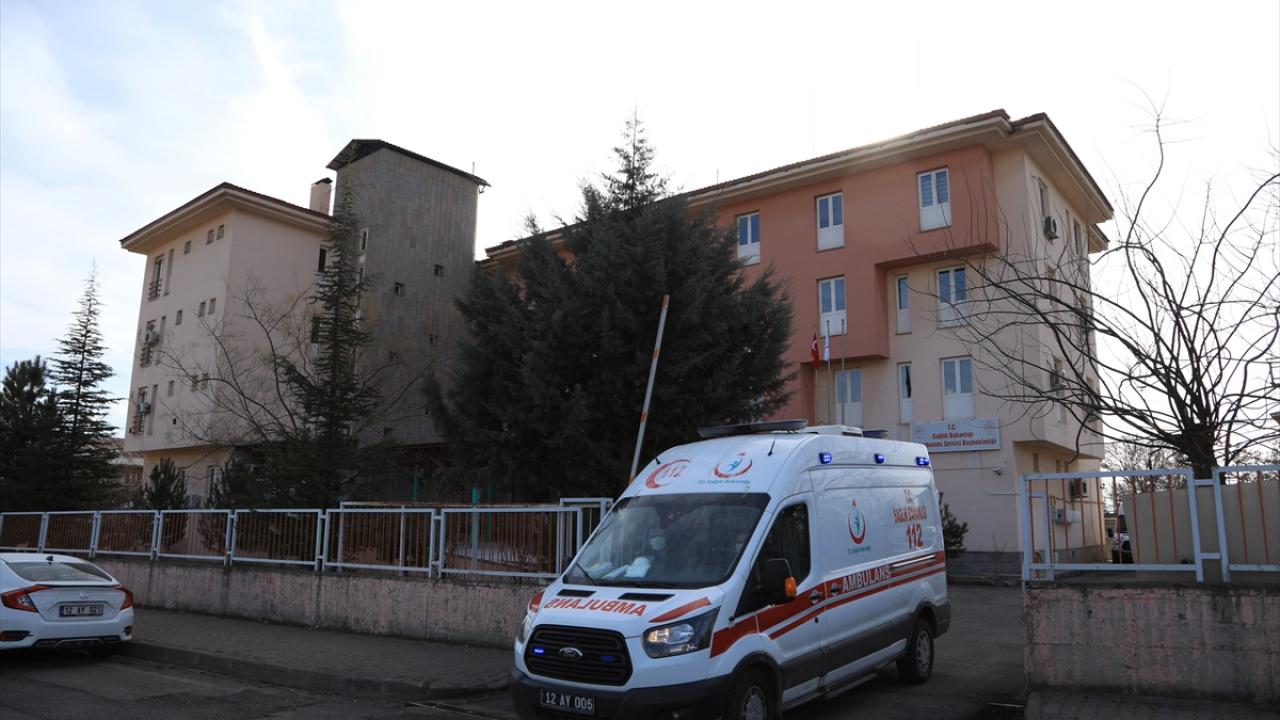 Bingöl 112 Acil Çağrı Merkezi`ni, çocuğunu oyalamaktan, sattığı telefonun çalışıp çalışmadığını test etmek isteyene kadar çok sayıda kişi amaç dışı arıyor.