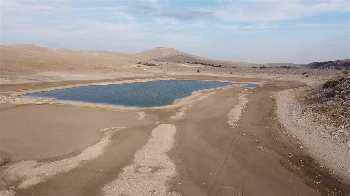 Dağlardan gelen yağmur ve kar sularıyla beslenen baraj, aynı zamanda çeşitli balık ve kuş türlerine de ev sahipliği yapıyor. 