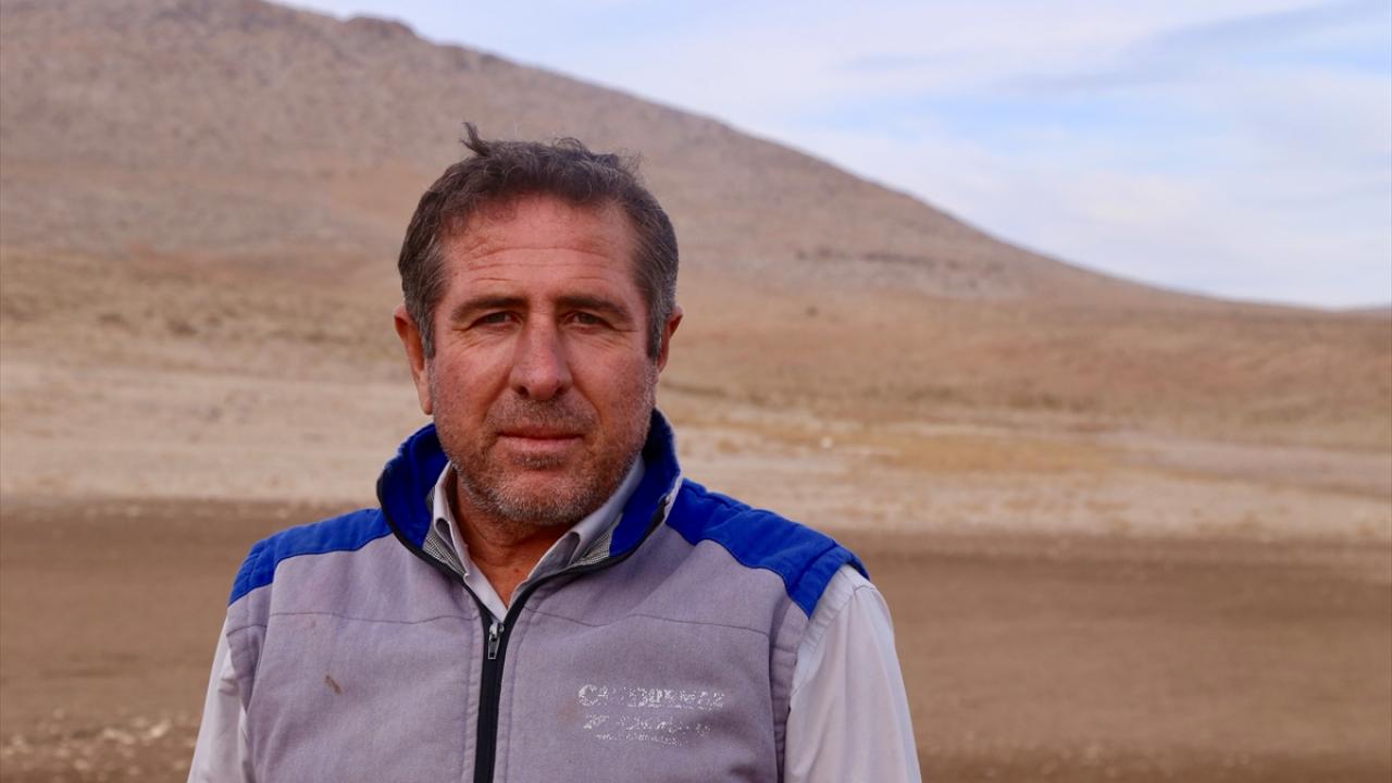 Baraj göletine komşu Ahmediye Mahallesi`nin muhtarı Hayrettin Altun, yaptığı açıklamada, kuraklığın boyutunun barajda ortaya çıktığını söyledi.