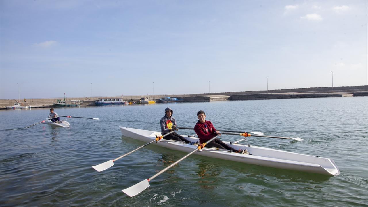 Geçen yıl beden eğitimi öğretmeni olarak ilçeye atanan eski milli sporcu ve kürek antrenörü Ali Herseklioğlu, bu alanda 13-15 yaşındaki gençleri yetiştirmek için takım kurdu. 