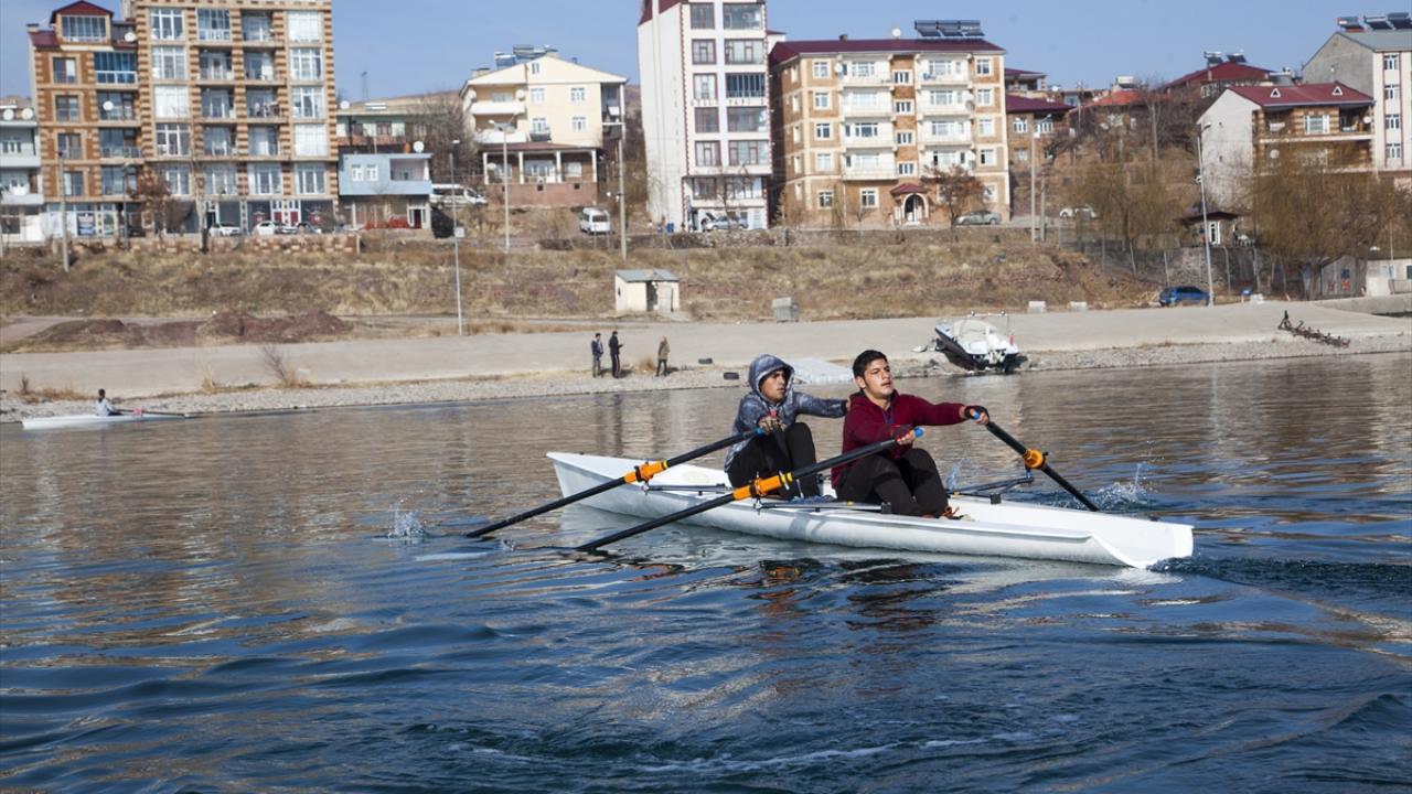 Sporculardan Muhammed Yiğit ise kürek sporunu çok sevdiğini bildirerek, Türkiye şampiyonasında şampiyon olmak istedikerini aktardı.
